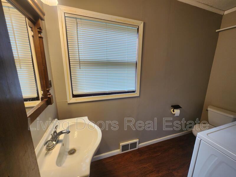 837 Peach St - Photo 7 of 19