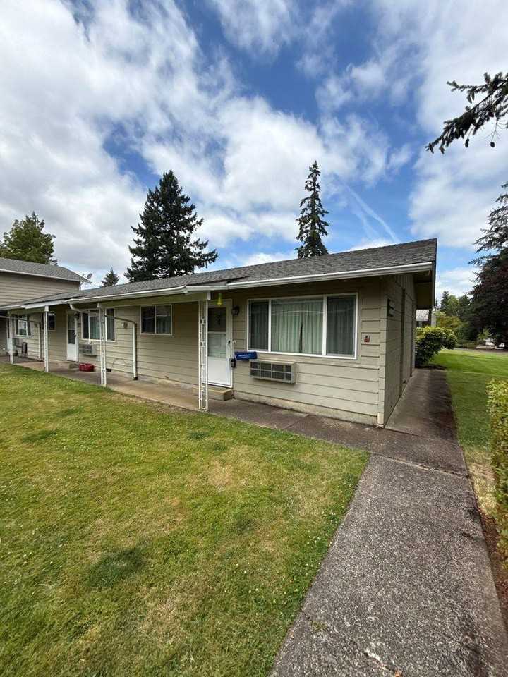 1351 Fir St S - Photo 3 of 10