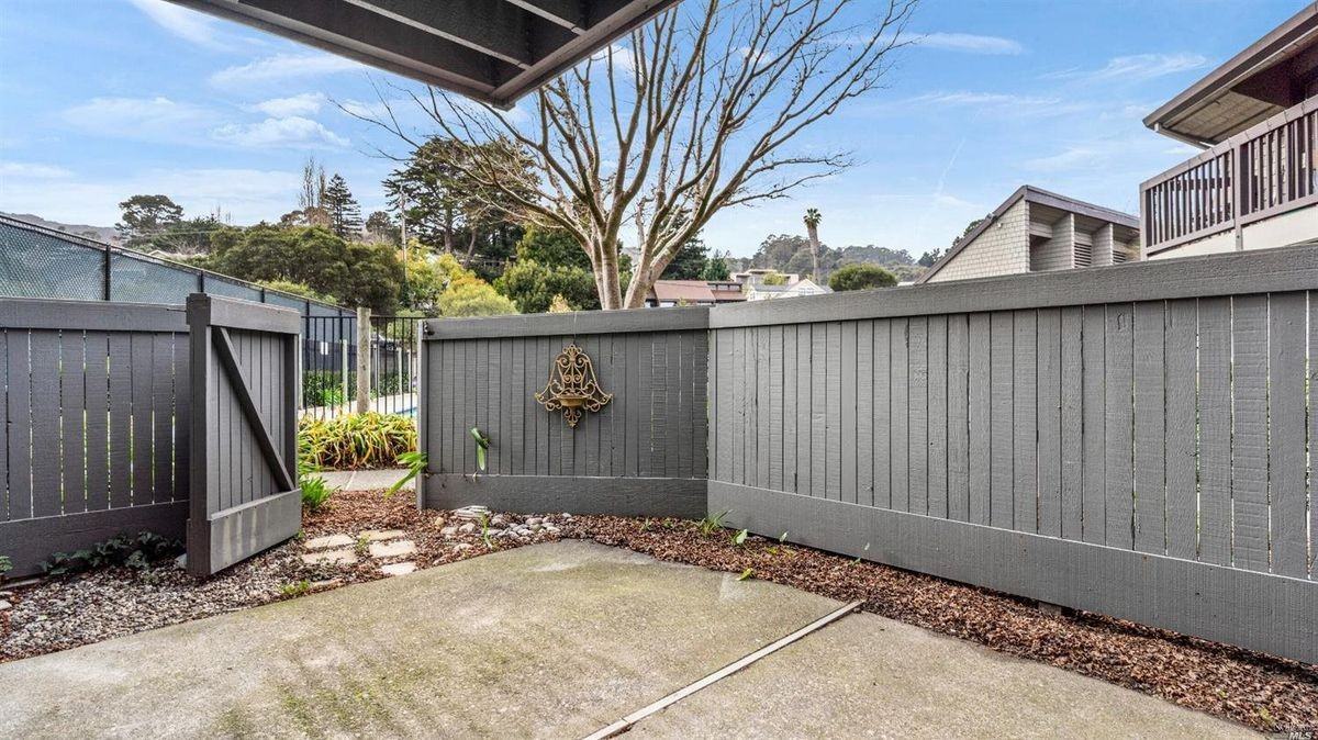 21 Cypress Pl - Photo 2 of 11