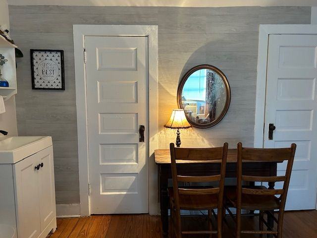 212 N Resident St - Photo 4 of 4
