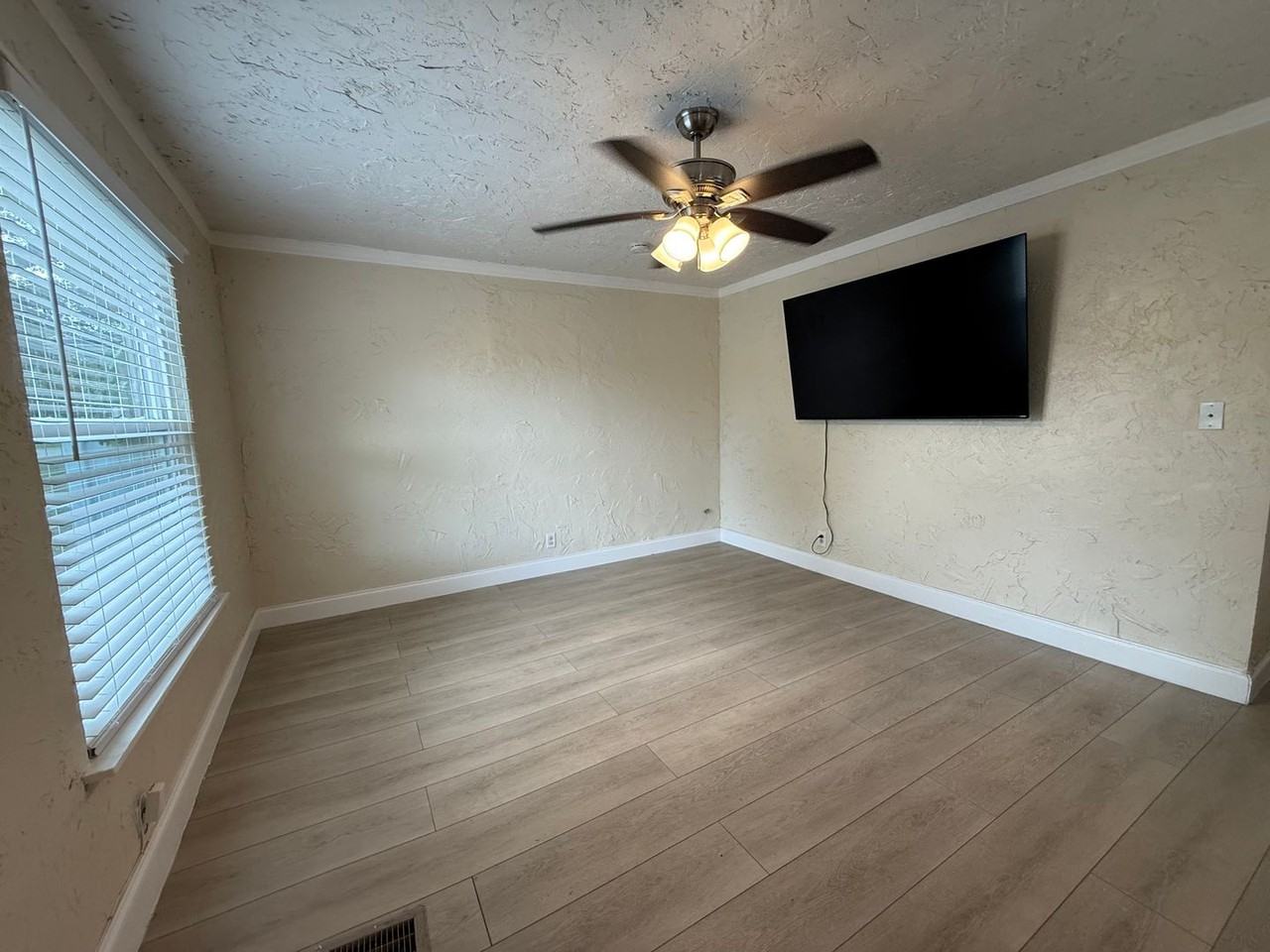 3833 Iris St N - Photo 3 of 26