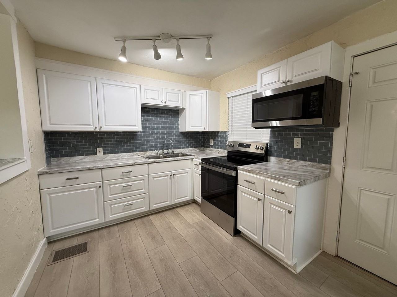 3833 Iris St N - Photo 6 of 26