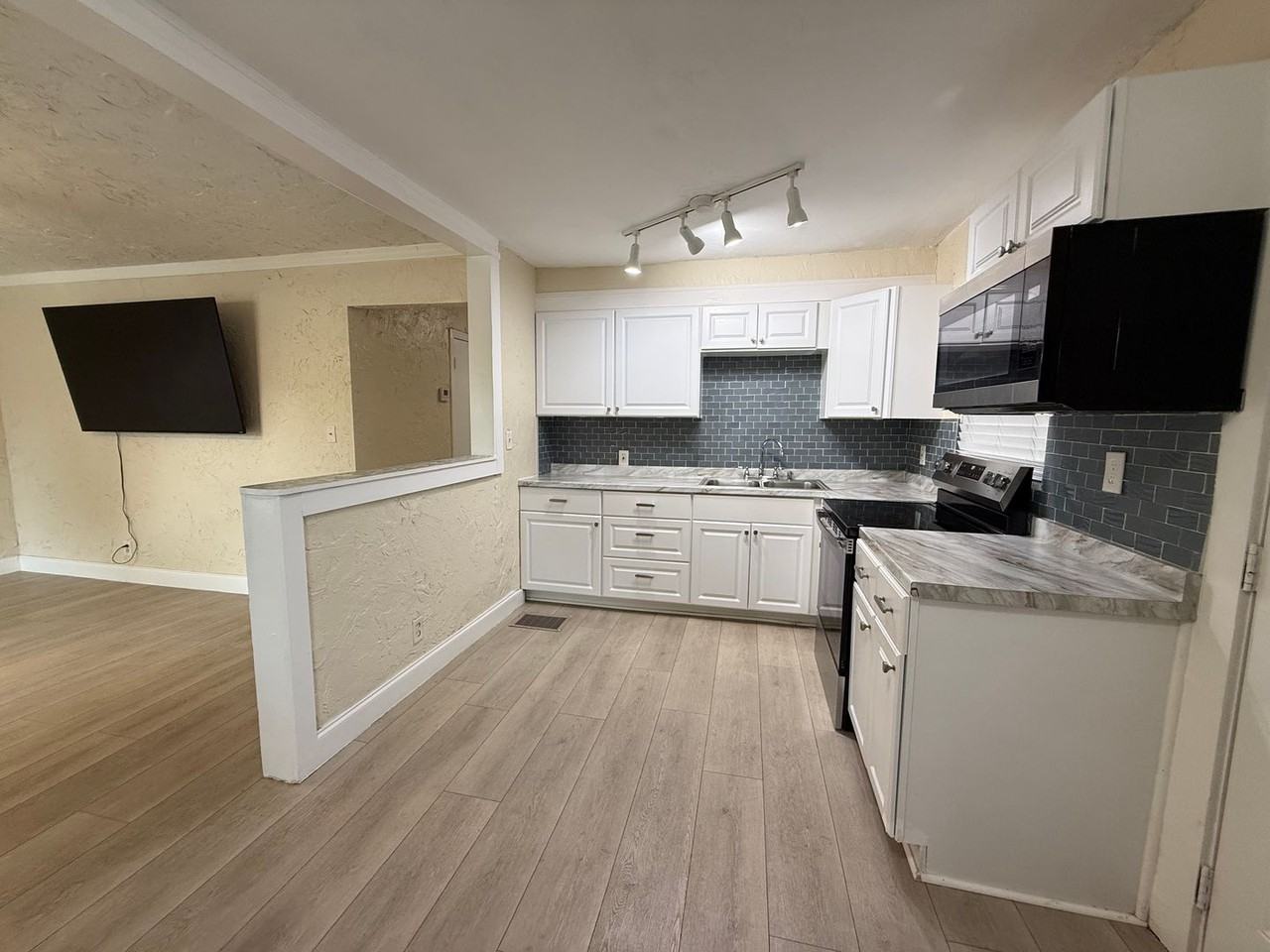 3833 Iris St N - Photo 7 of 26