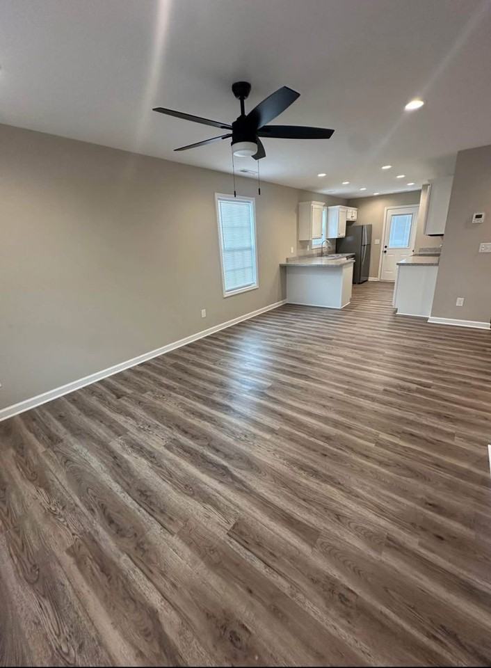 406 Sanderson Dr - Photo 2 of 8