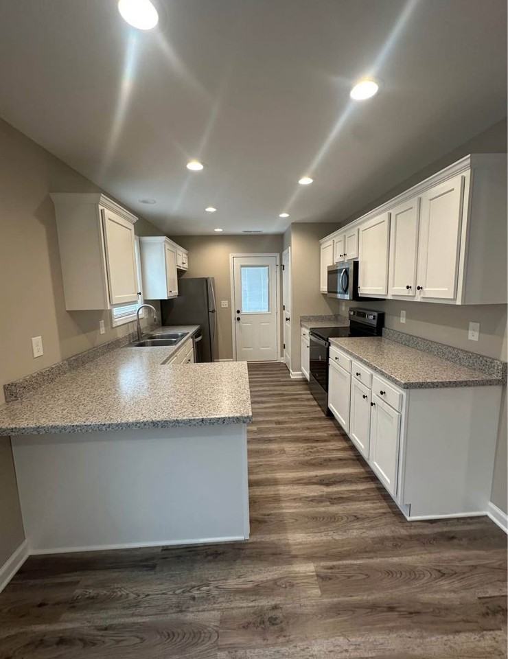 406 Sanderson Dr - Photo 3 of 8