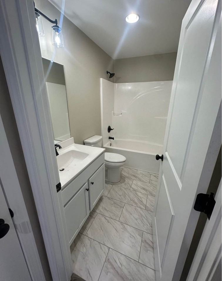 406 Sanderson Dr - Photo 6 of 8