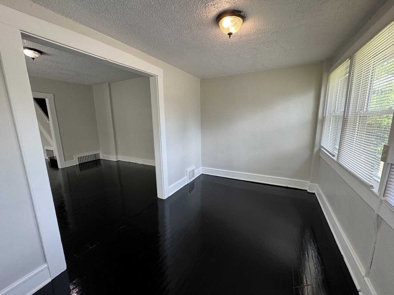 1136 Fairfield Ave - Photo 3 of 26