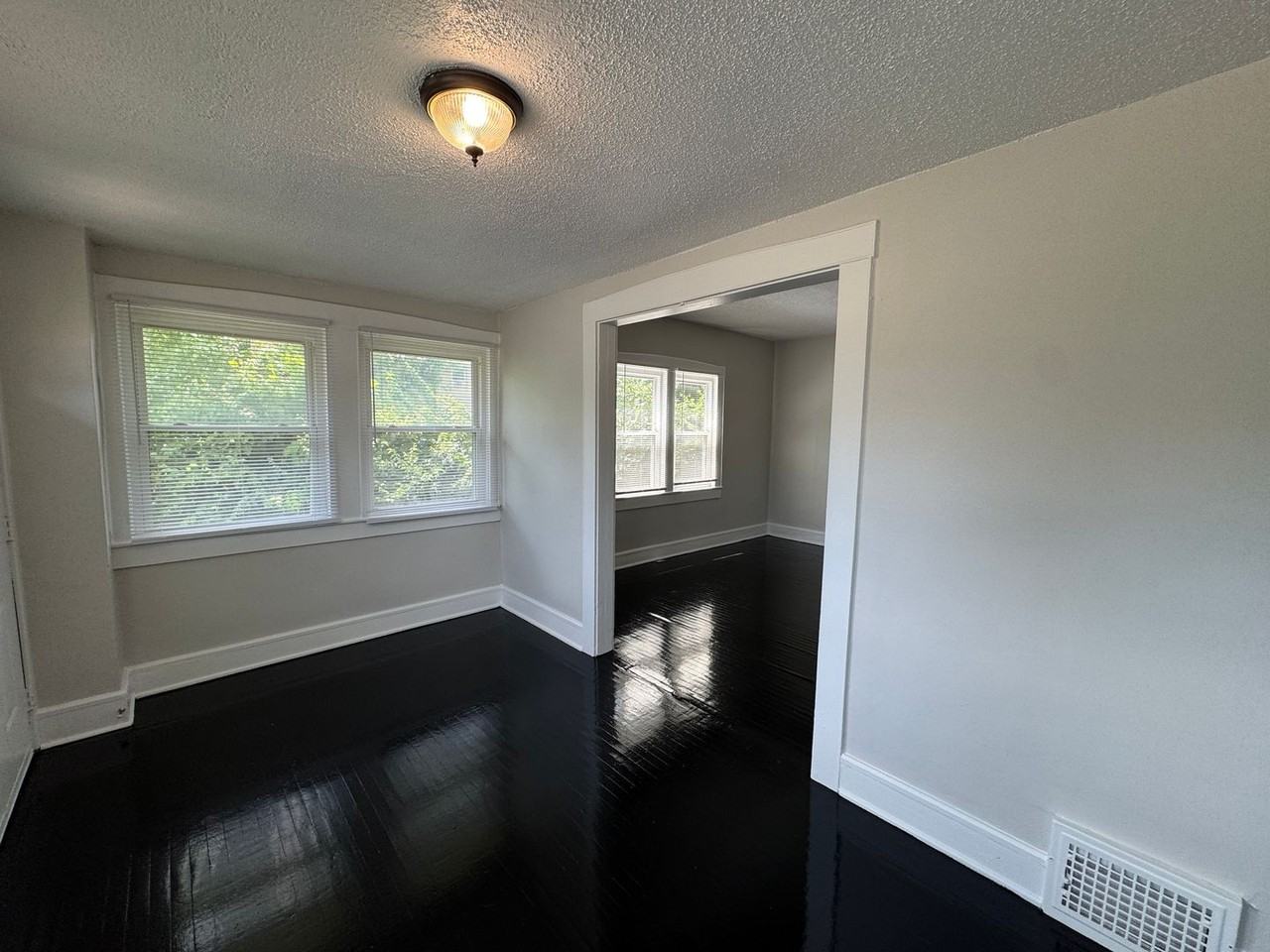 1136 Fairfield Ave - Photo 4 of 26