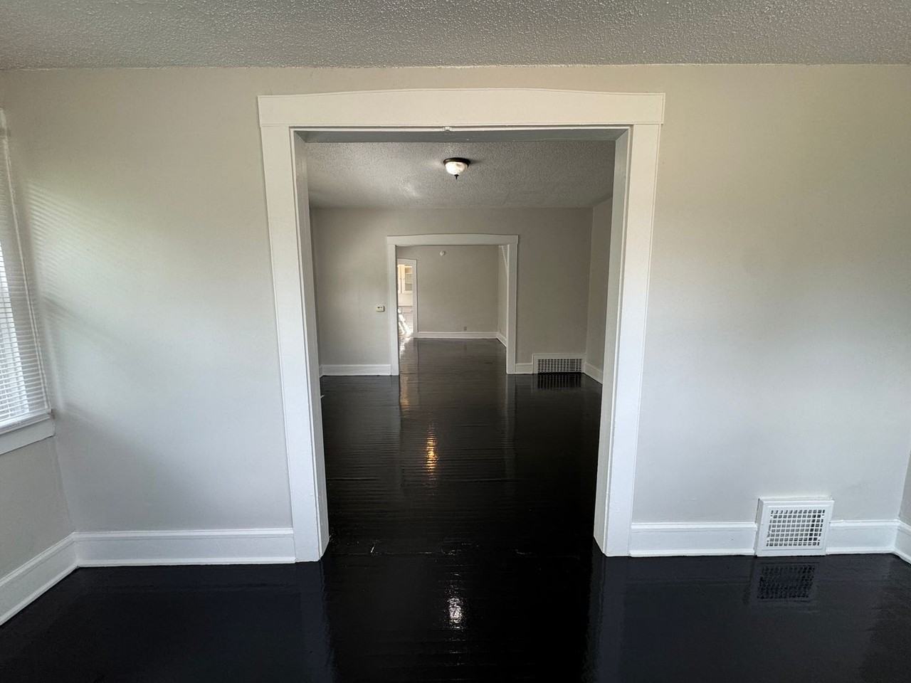 1136 Fairfield Ave - Photo 5 of 26