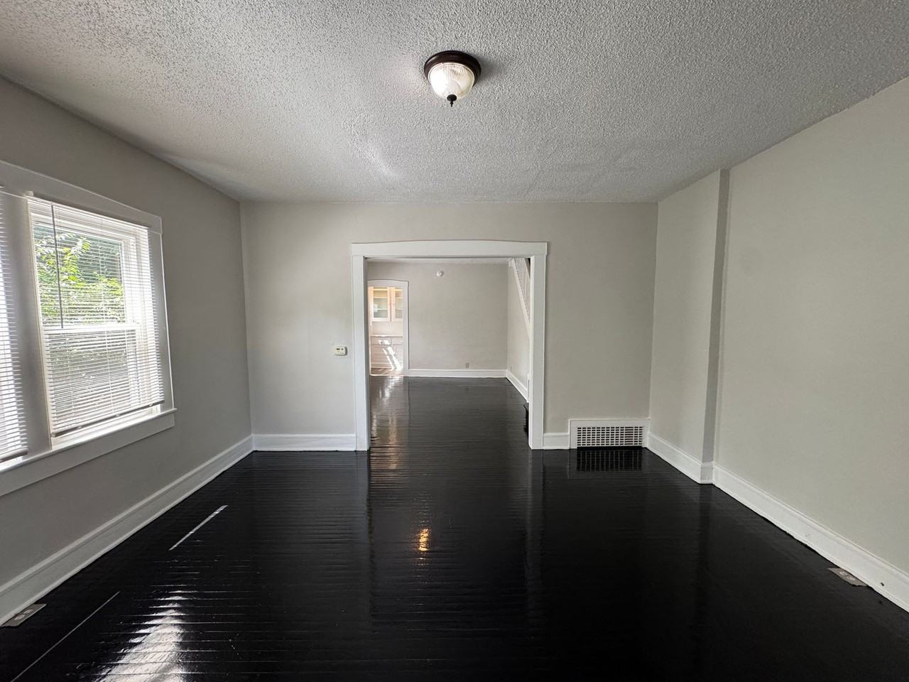 1136 Fairfield Ave - Photo 6 of 26