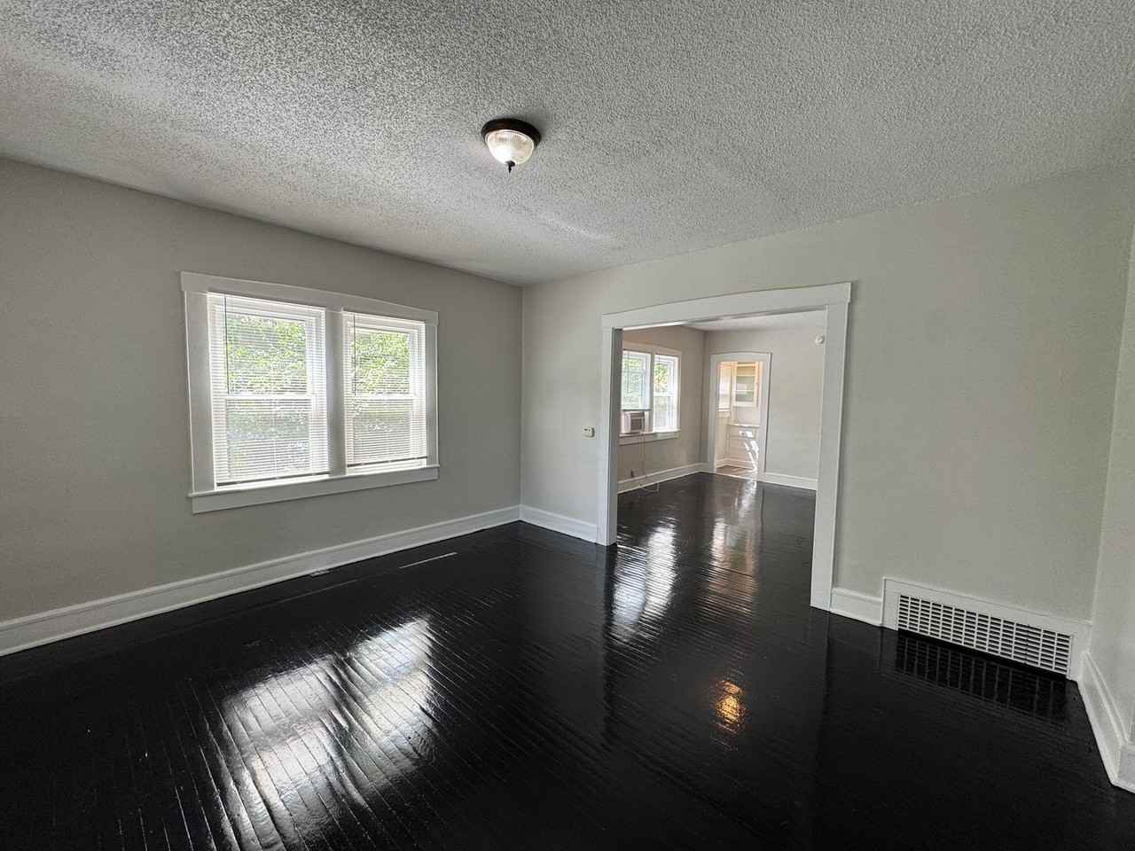 1136 Fairfield Ave - Photo 7 of 26