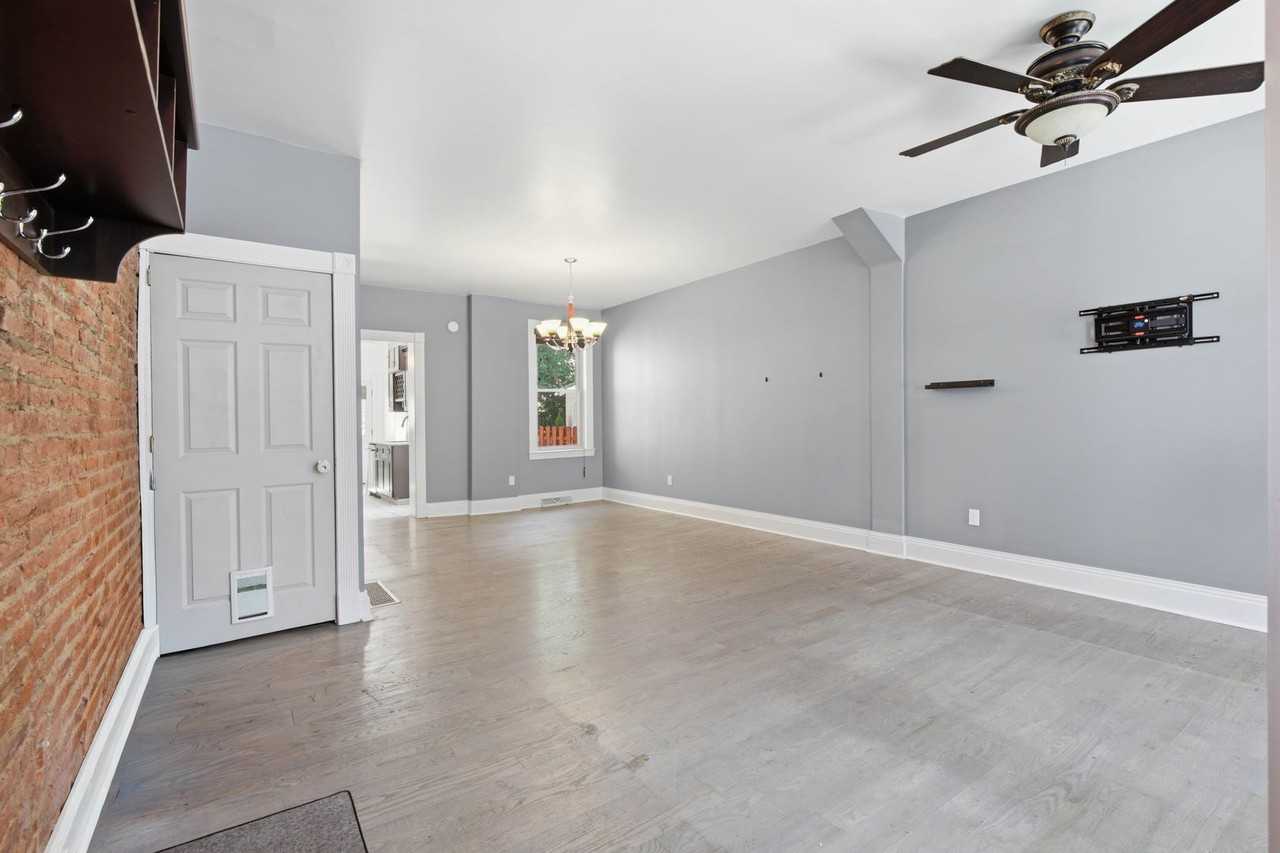 339 E Chestnut St - Photo 4 of 33