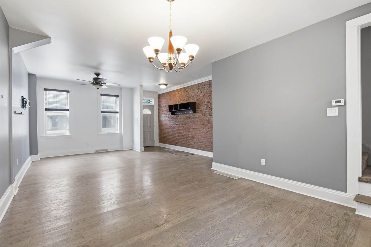 339 E Chestnut St - Photo 6 of 33