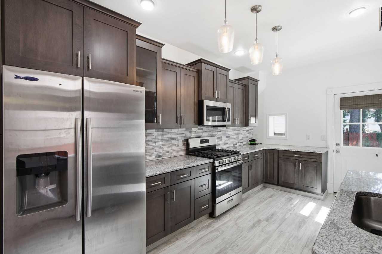339 E Chestnut St - Photo 7 of 33