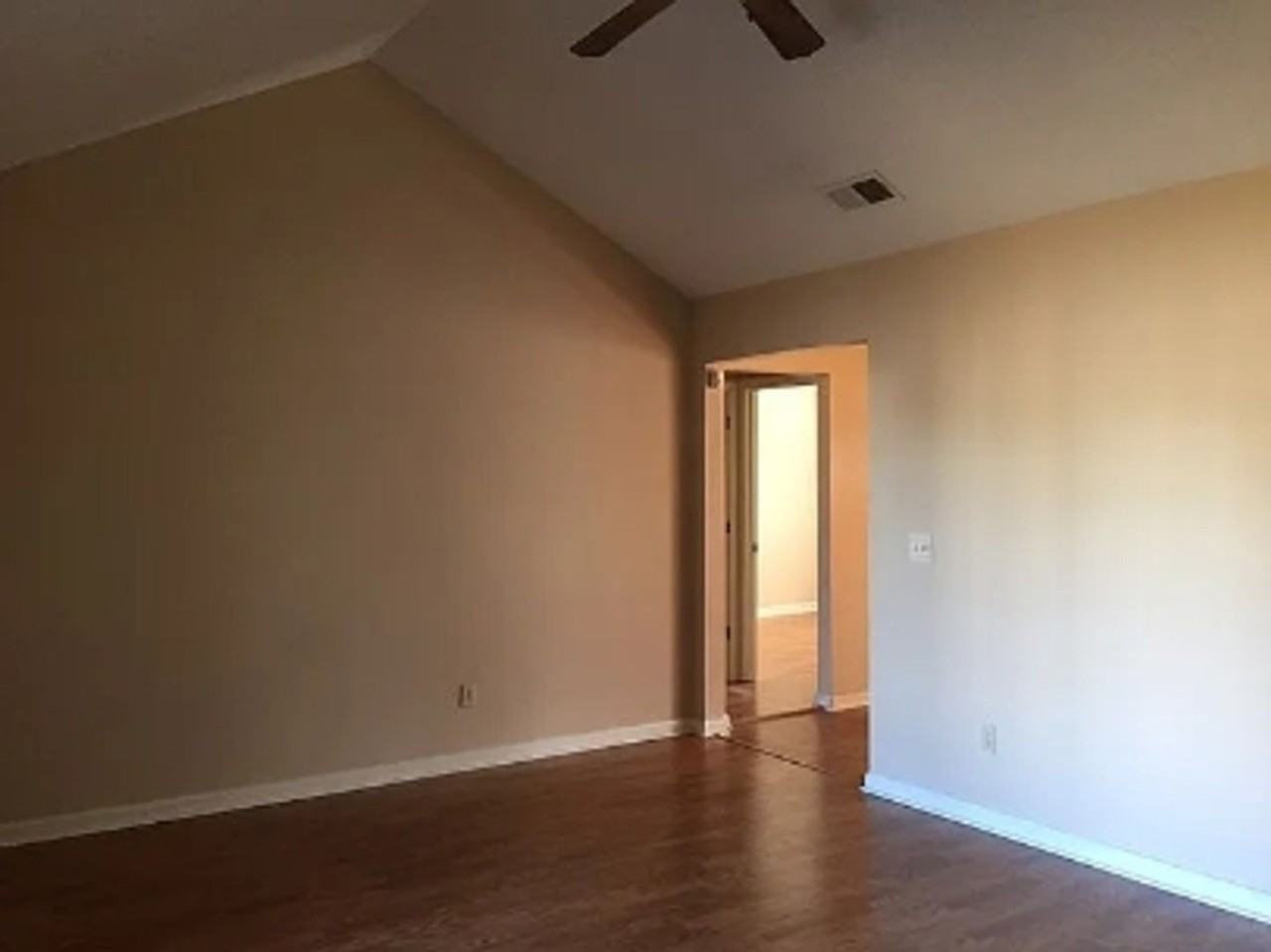 1646 Latham Ct - Photo 2 of 5