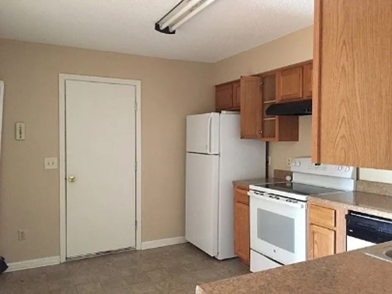 1646 Latham Ct - Photo 3 of 5