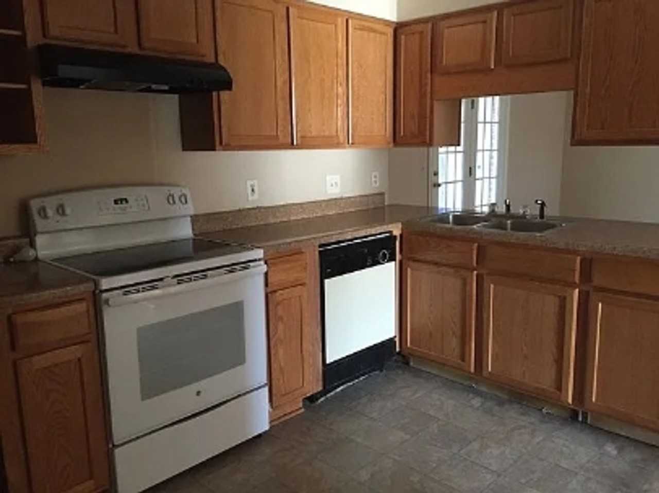 1646 Latham Ct - Photo 4 of 5