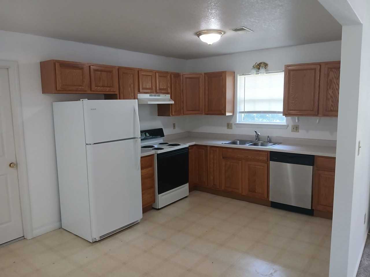 3928 Liverpool Dr - Photo 5 of 15