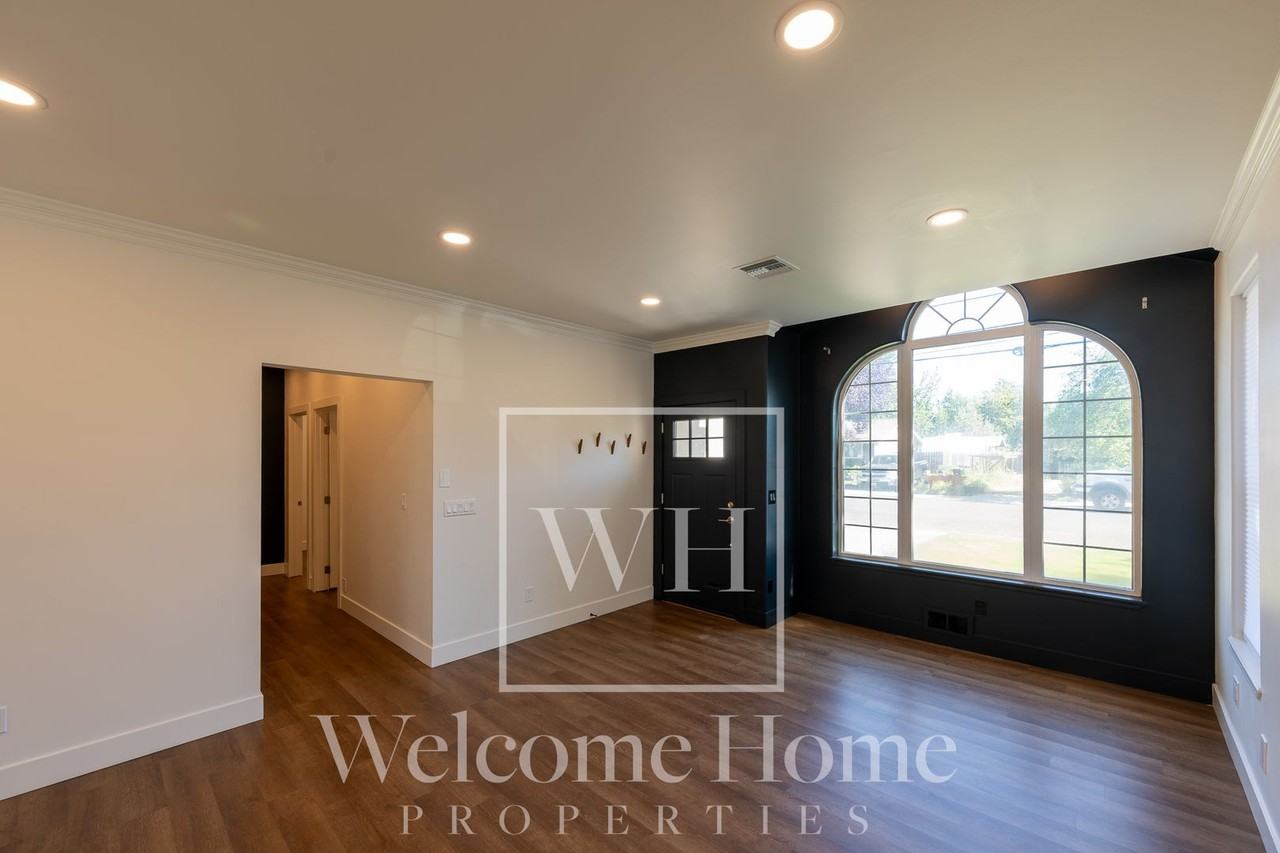 411 Se 8th St - Photo 5 of 21