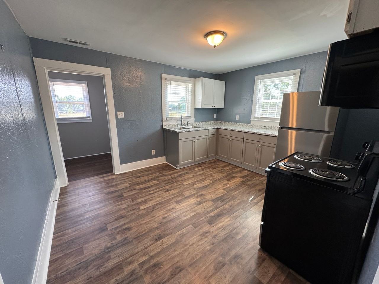 3061 Lee Rd - Photo 4 of 13