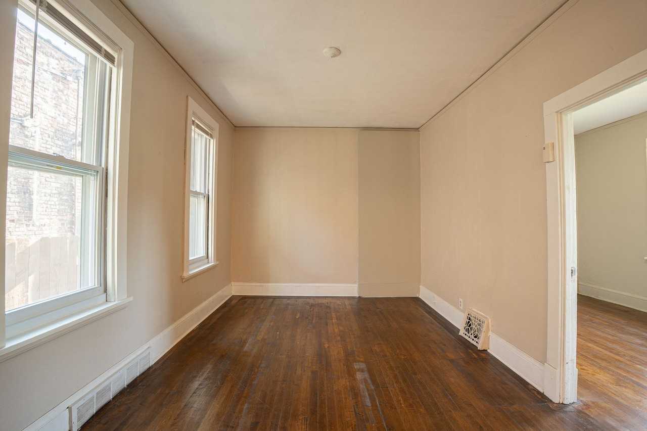 2348 S Kinnickinnic Ave - Photo 4 of 20