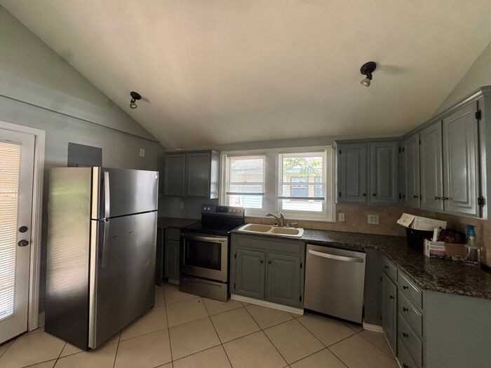 1112 Wellman Ave Ne - Photo 7 of 36