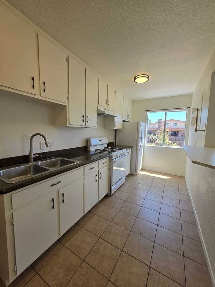 4236 Ingraham St - Photo 3 of 10