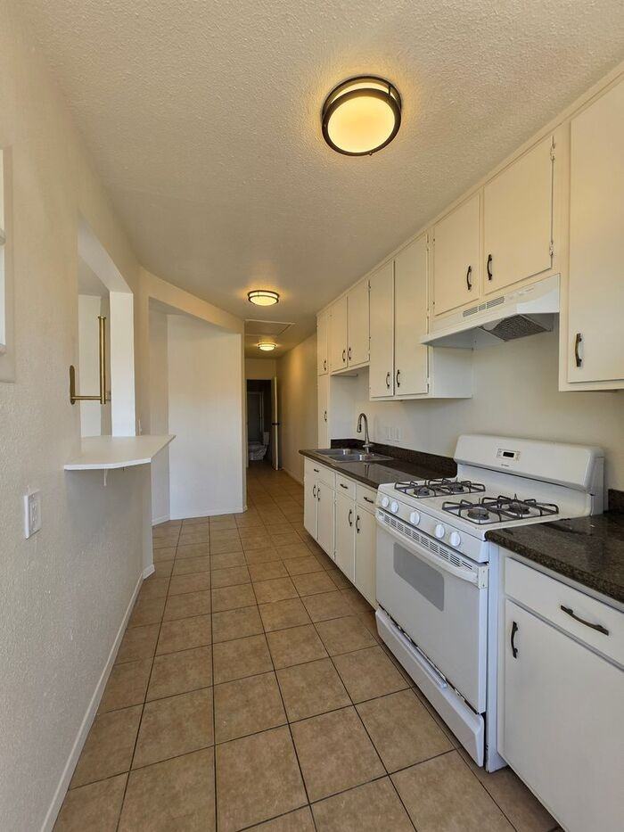 4236 Ingraham St - Photo 4 of 10