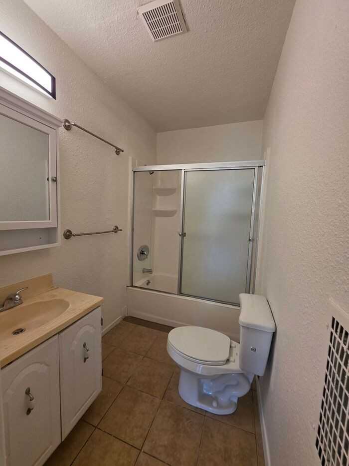 4236 Ingraham St - Photo 6 of 10