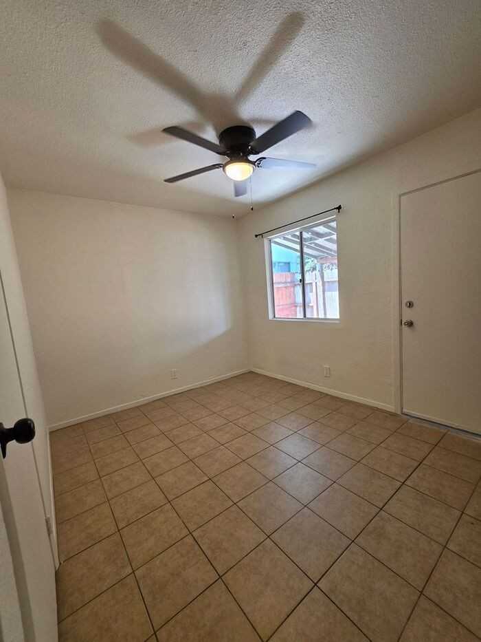4236 Ingraham St - Photo 7 of 10