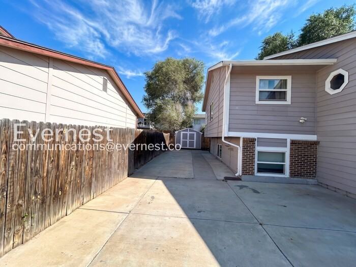 4260 Dye St - Photo 2 of 27