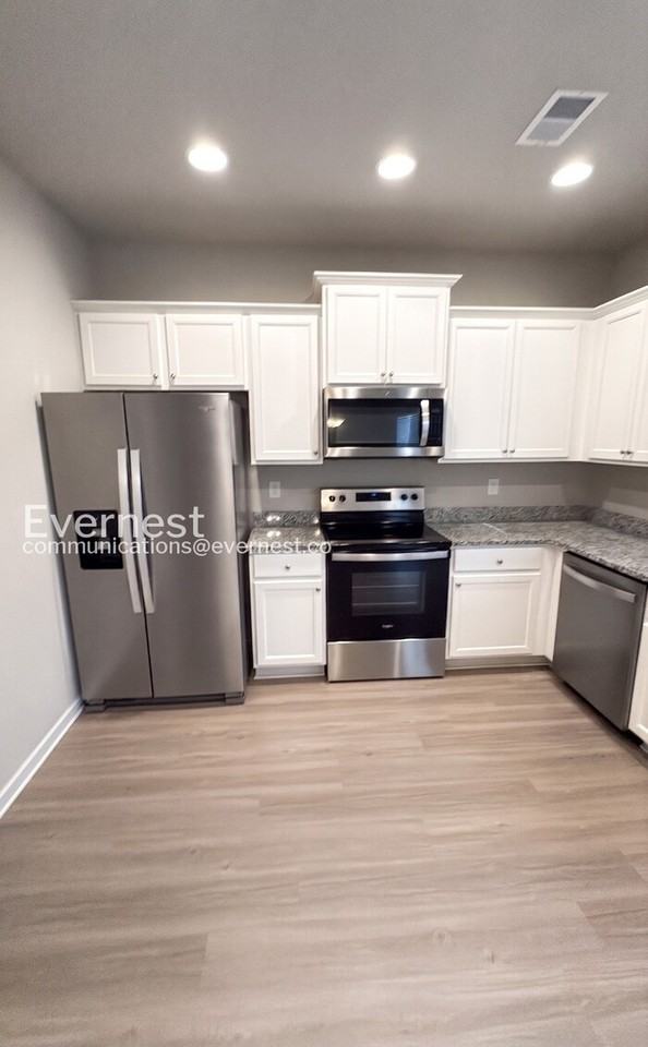 137 Culver St - Photo 4 of 31