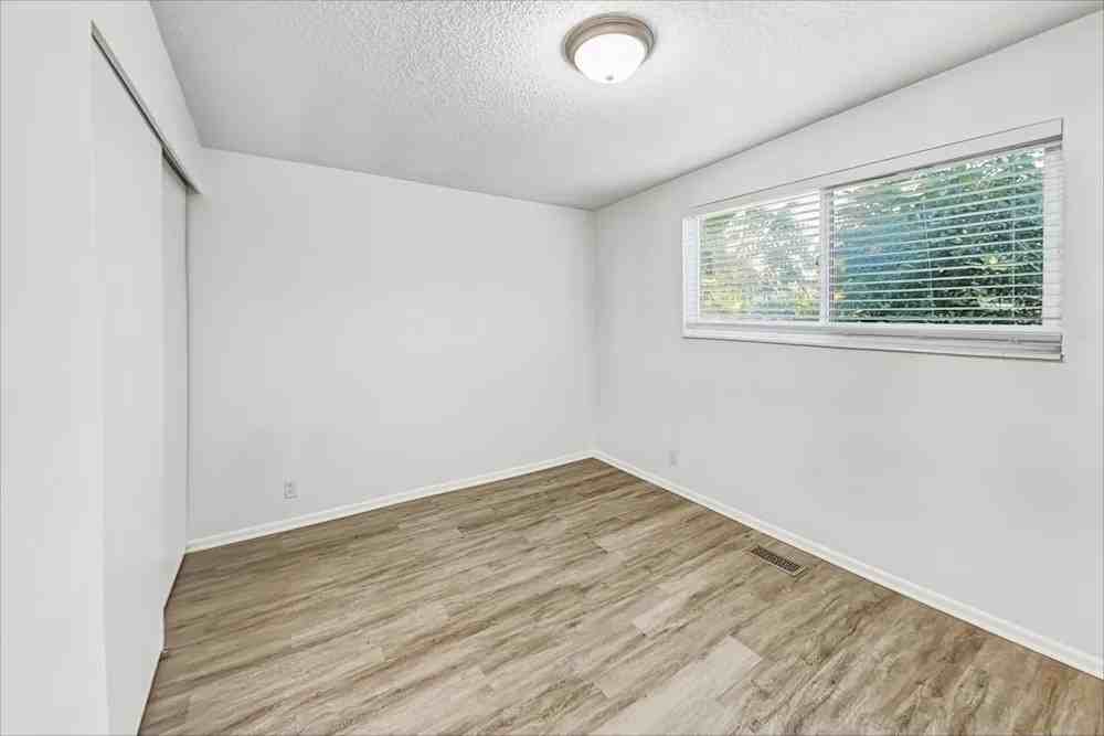 1327 W Barry Ave #NA - Photo 4 of 5