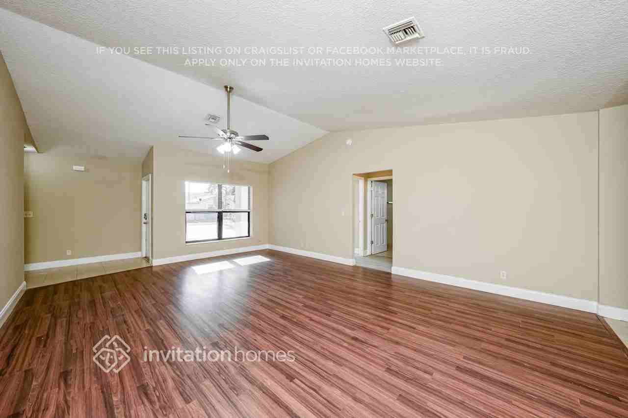 5646 Lincoln Cir E - Photo 3 of 17