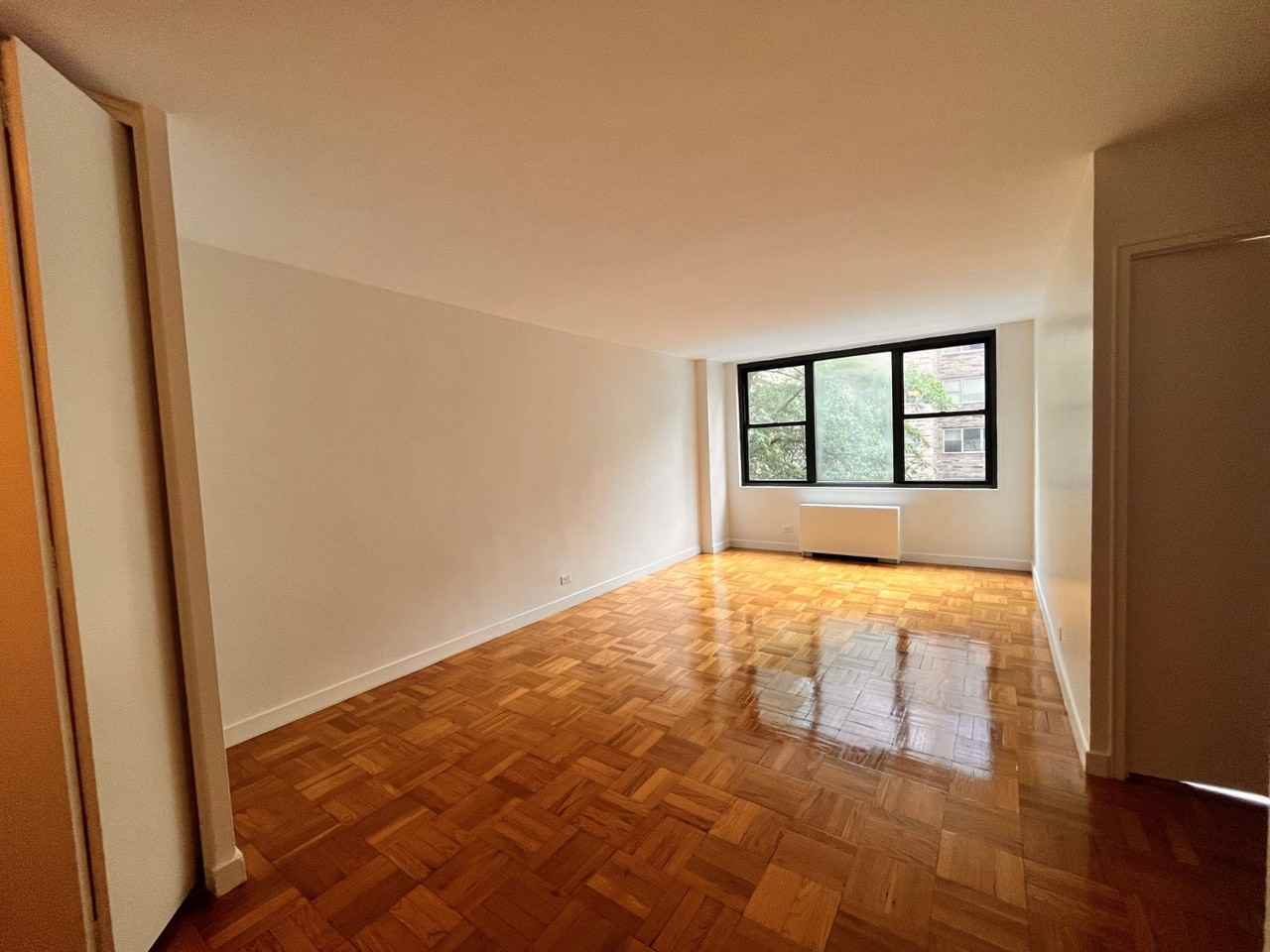 E 49th St #3P - Photo 4 of 6