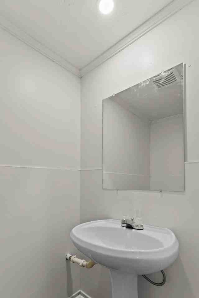 1002 Monroe - Photo 3 of 10