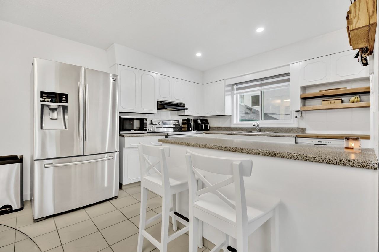 239 Oakview Ave - Photo 4 of 21