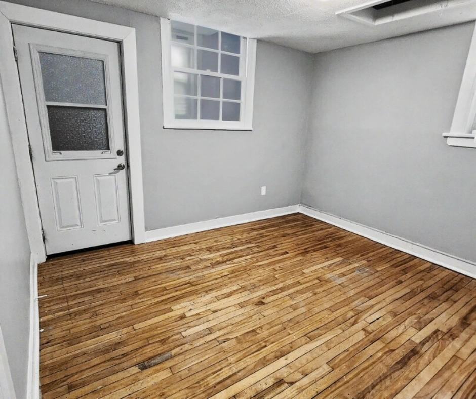Royal Court Apartments - Photo 3 of 25