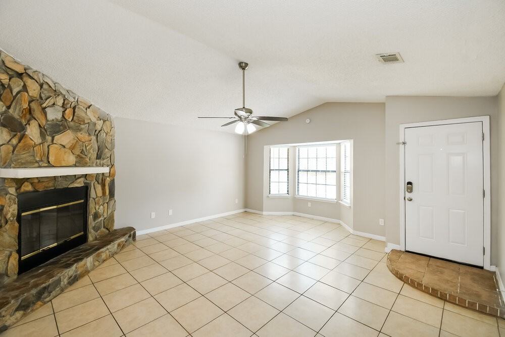 1834 Manitoba Ct N - Photo 3 of 16