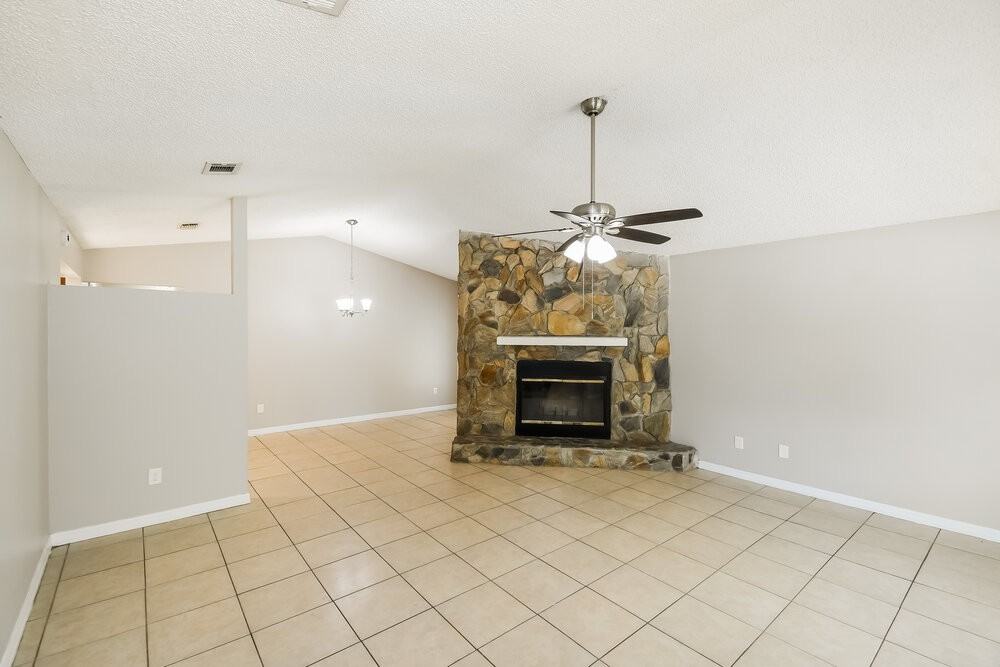 1834 Manitoba Ct N - Photo 4 of 16