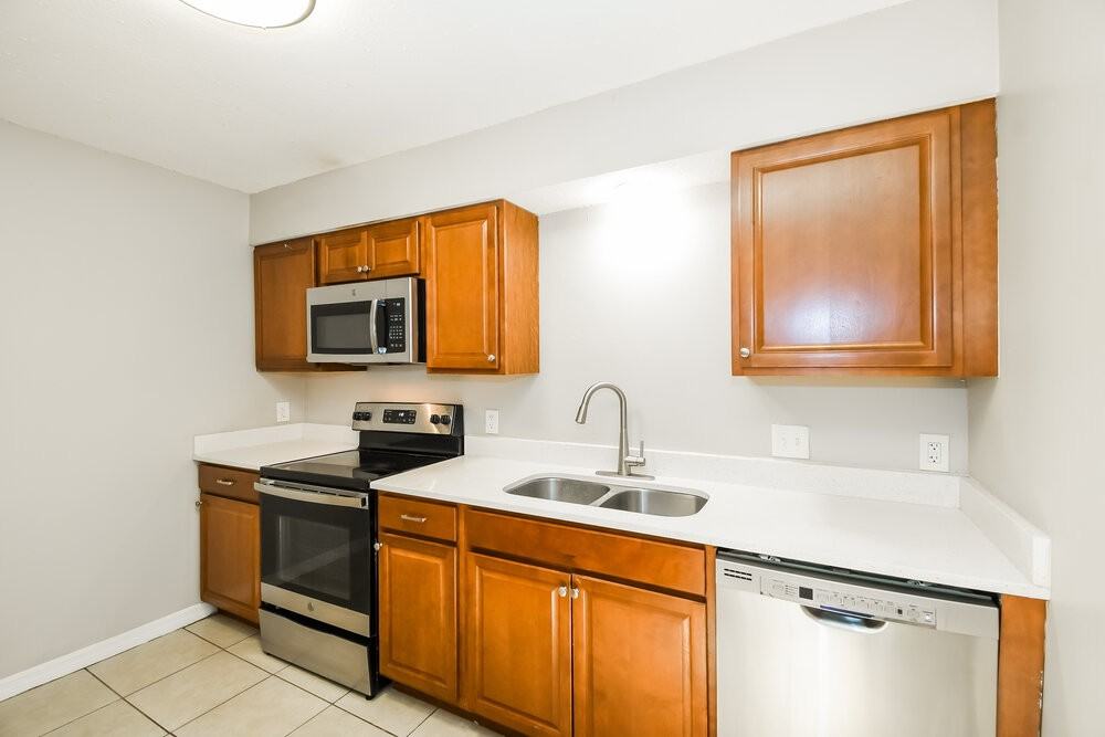 1834 Manitoba Ct N - Photo 7 of 16