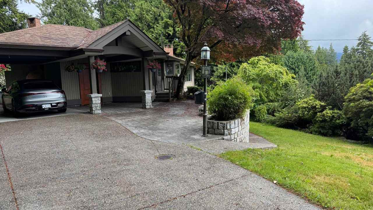 785 Anderson Crescent - Photo 2 of 14