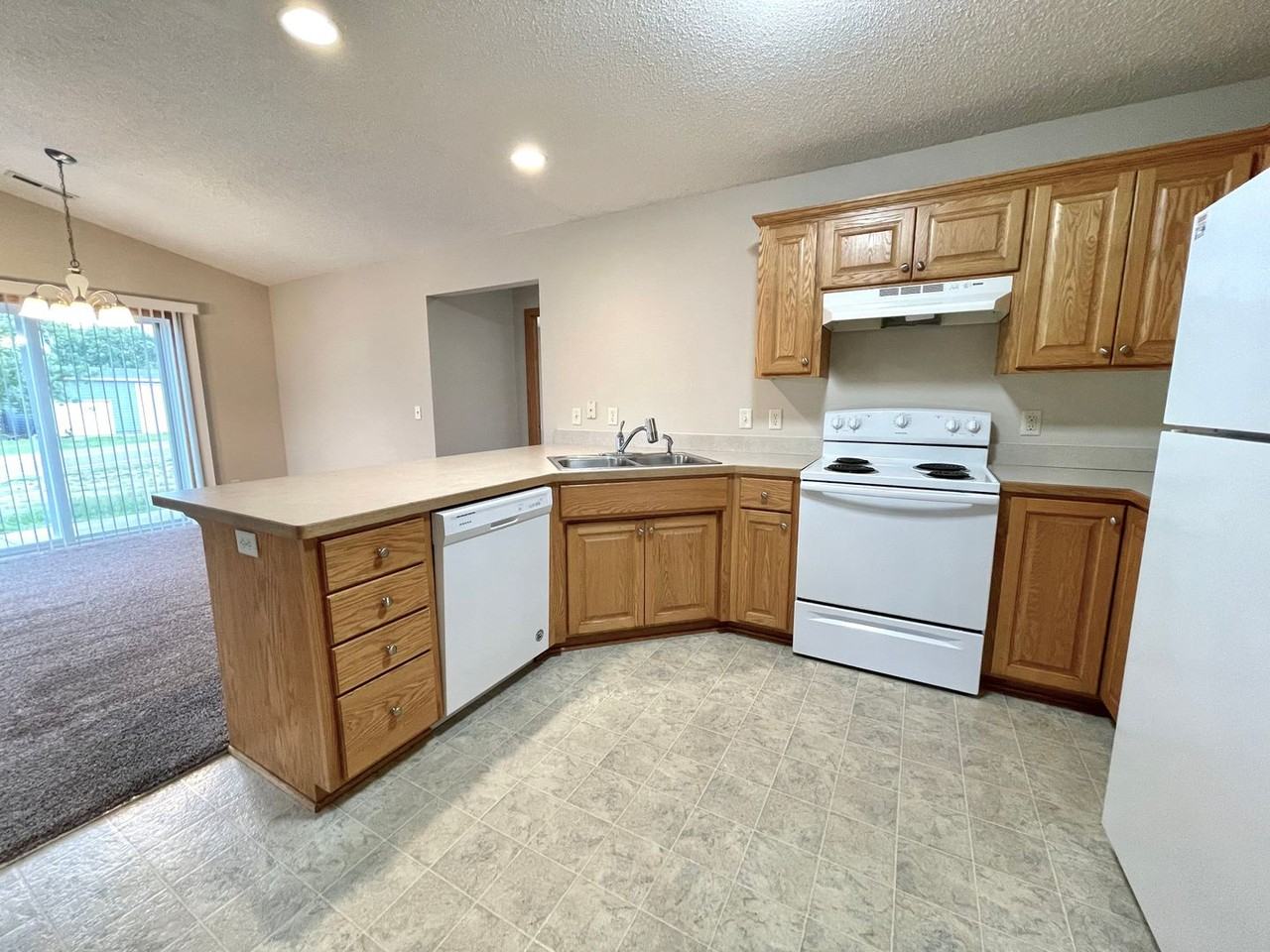 647A W 9th St - Photo 4 of 9