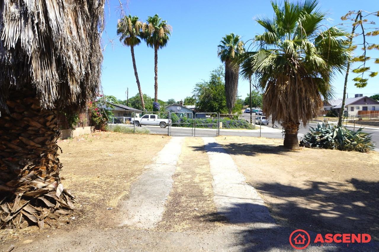 2418 N Inyo St - Photo 2 of 13