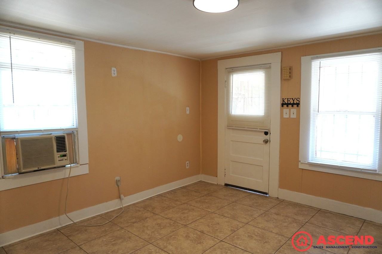 2418 N Inyo St - Photo 3 of 13