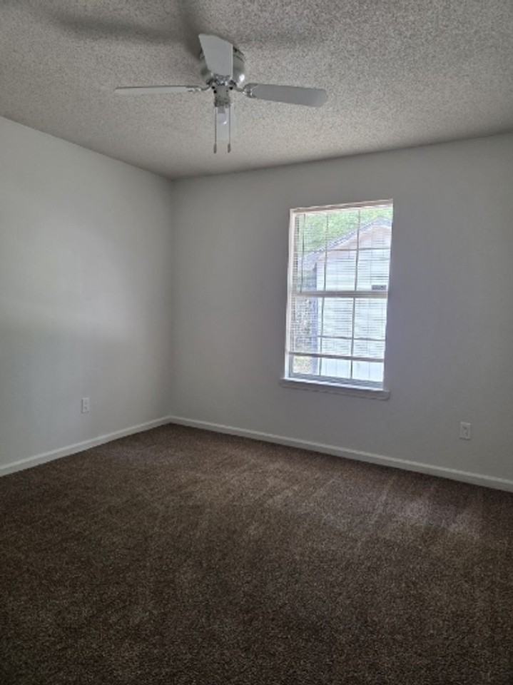 945 Ruth Dr - Photo 4 of 12