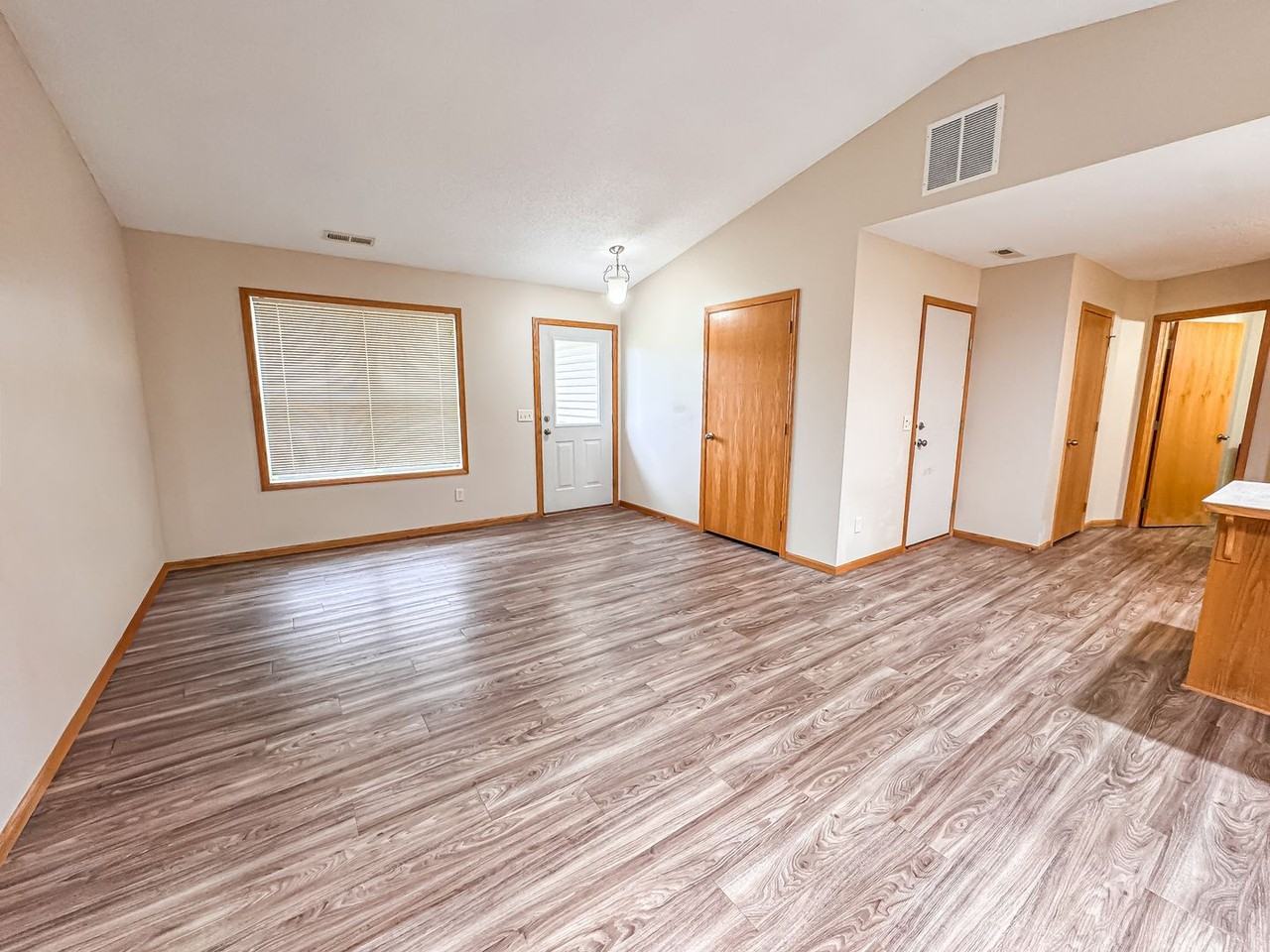 1560B Gunston Dr - Photo 4 of 13
