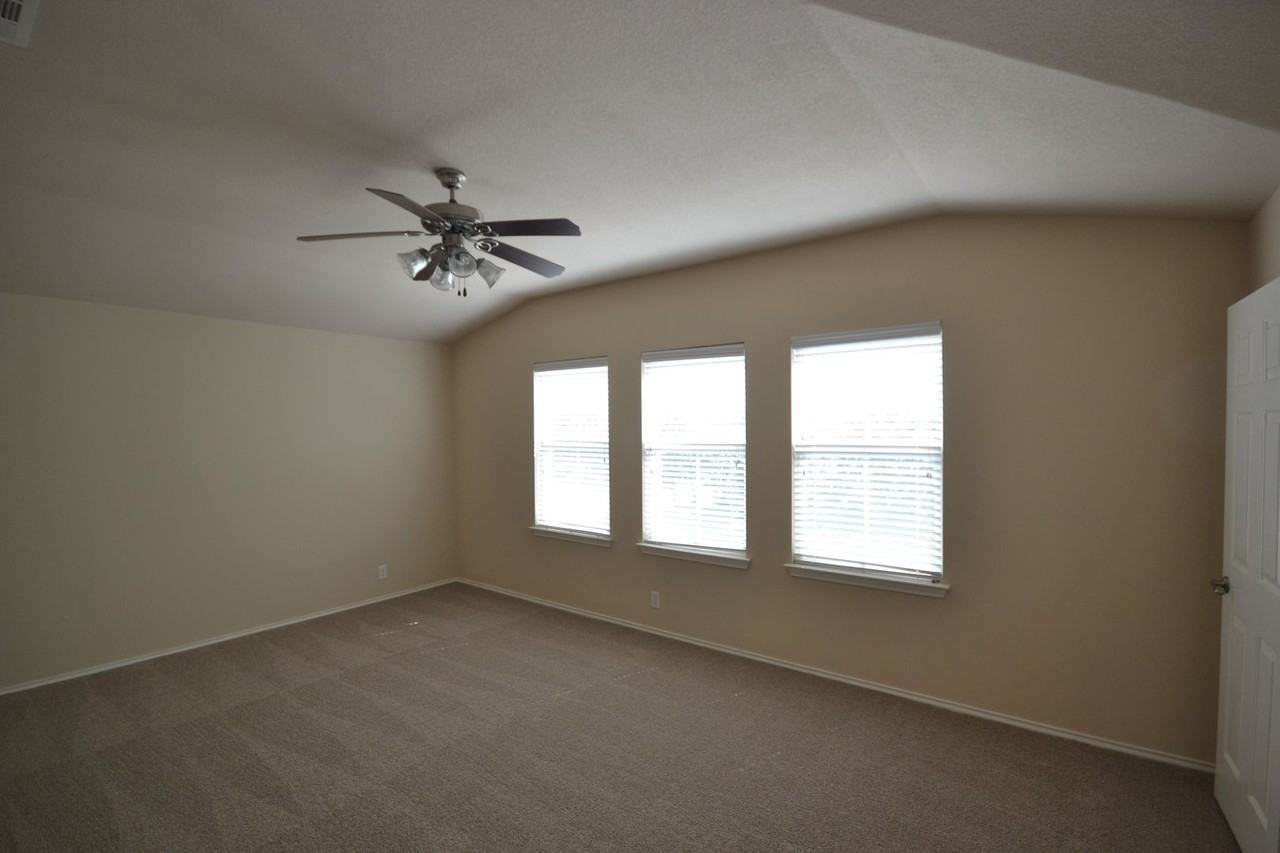 409 Riverine Way - Photo 4 of 26