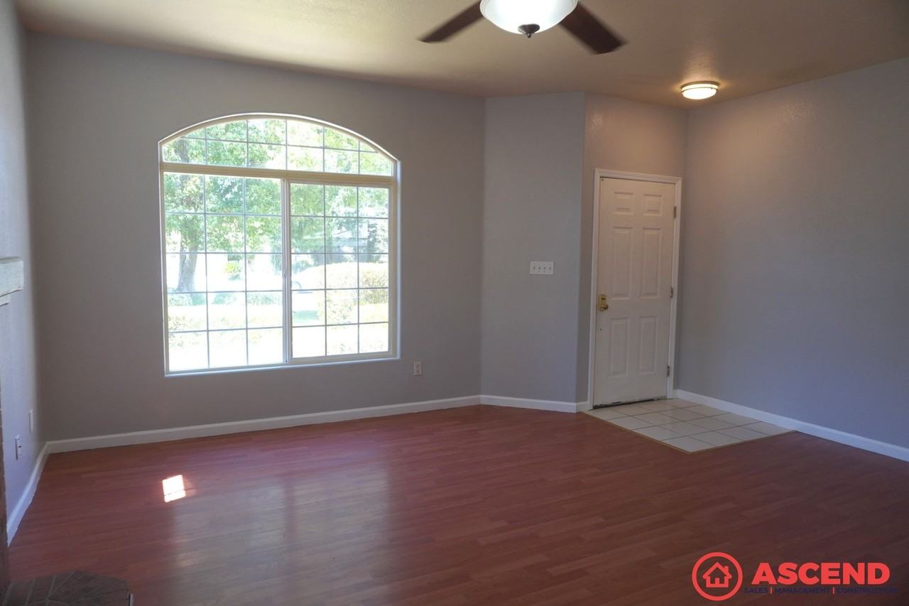 9305 Foxglen Ct - Photo 3 of 16