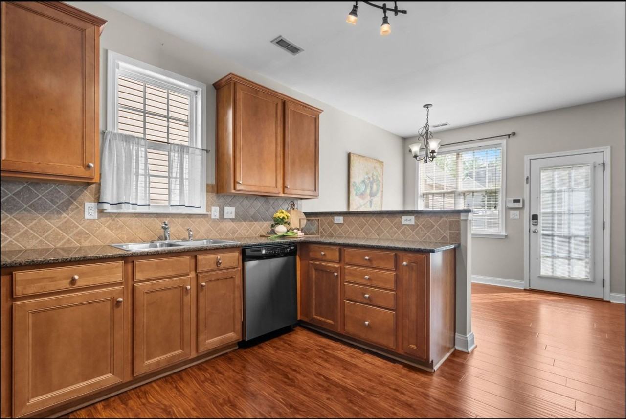 10060 Switchyard Dr - Photo 5 of 24